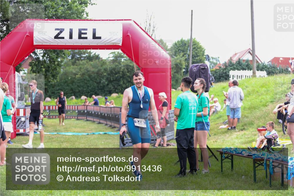 21.06.2026 - 29. Vierlanden-Triathlon Andreas Tolksdorf http://msf.ph/oto/9913436 21.06.2026 11:07:37 Ziel 207 meine-sportfotos.de
