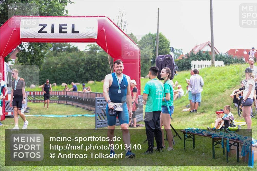 21.06.2026 - 29. Vierlanden-Triathlon Andreas Tolksdorf http://msf.ph/oto/9913440 21.06.2026 11:07:37 Ziel 207 meine-sportfotos.de