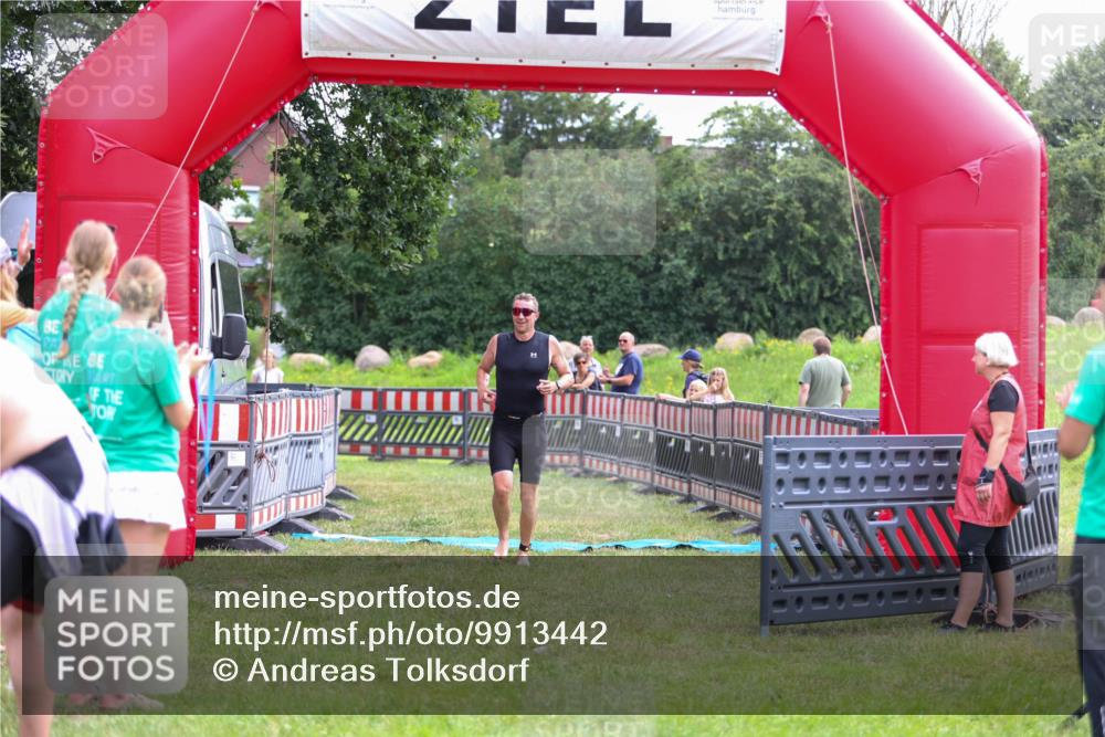 21.06.2026 - 29. Vierlanden-Triathlon Andreas Tolksdorf http://msf.ph/oto/9913442 21.06.2026 11:07:41 Ziel 207 meine-sportfotos.de