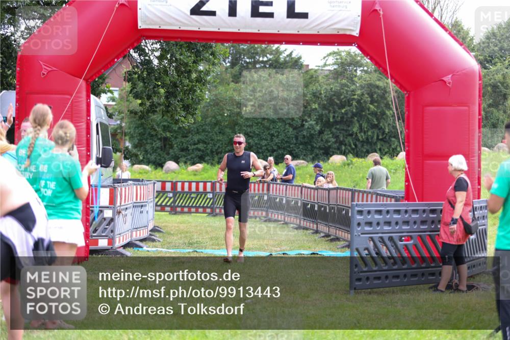 21.06.2026 - 29. Vierlanden-Triathlon Andreas Tolksdorf http://msf.ph/oto/9913443 21.06.2026 11:07:41 Ziel 207 meine-sportfotos.de