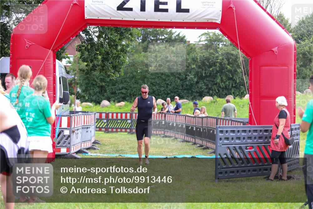 21.06.2026 - 29. Vierlanden-Triathlon Andreas Tolksdorf http://msf.ph/oto/9913446 21.06.2026 11:07:41 Ziel 207 meine-sportfotos.de