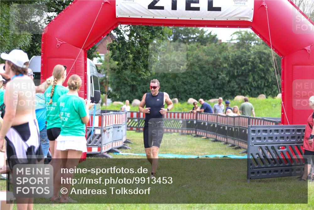 21.06.2026 - 29. Vierlanden-Triathlon Andreas Tolksdorf http://msf.ph/oto/9913453 21.06.2026 11:07:43 Ziel 207 meine-sportfotos.de