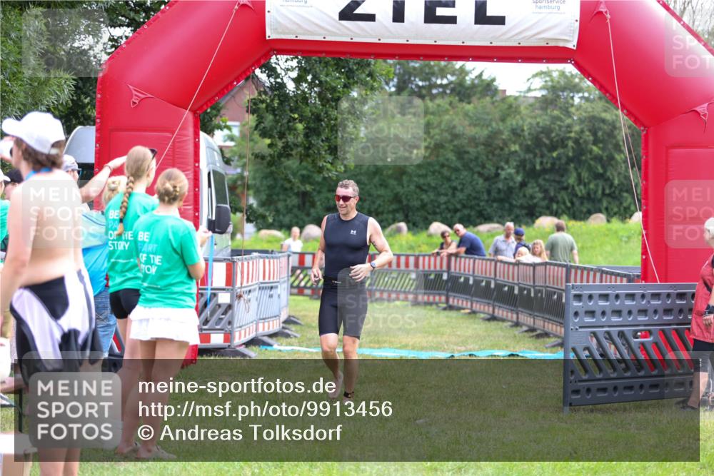 21.06.2026 - 29. Vierlanden-Triathlon Andreas Tolksdorf http://msf.ph/oto/9913456 21.06.2026 11:07:43 Ziel 207 meine-sportfotos.de