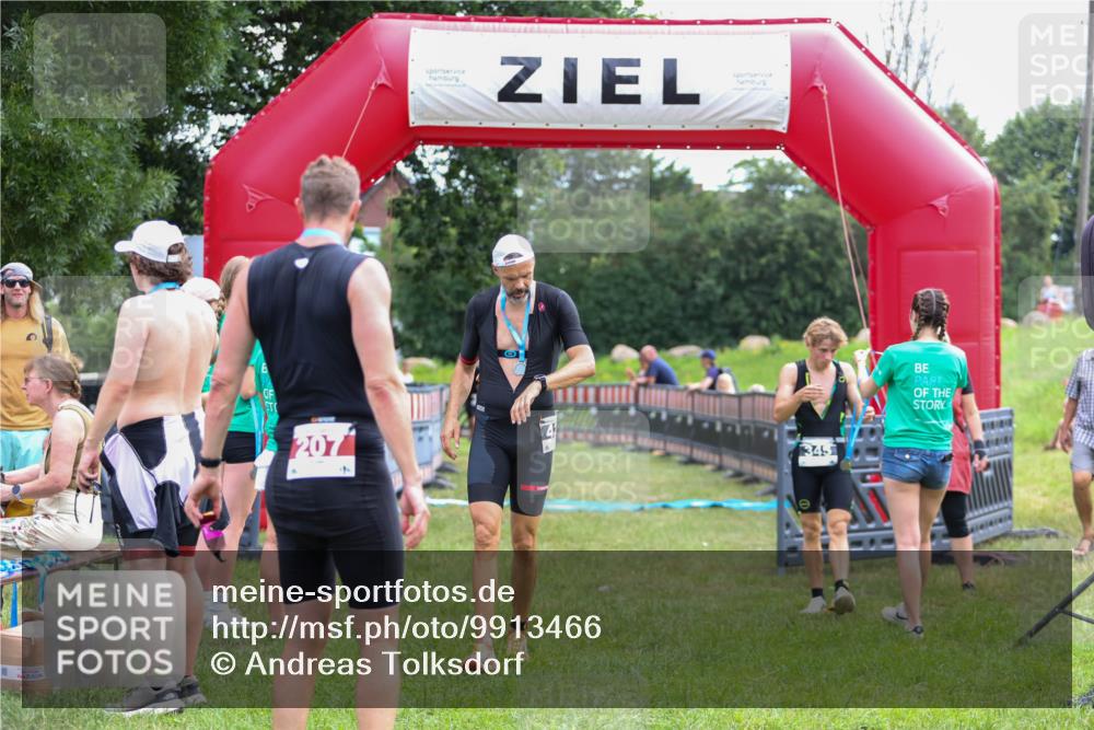 21.06.2026 - 29. Vierlanden-Triathlon Andreas Tolksdorf http://msf.ph/oto/9913466 21.06.2026 11:08:03 Ziel 345, 349 meine-sportfotos.de