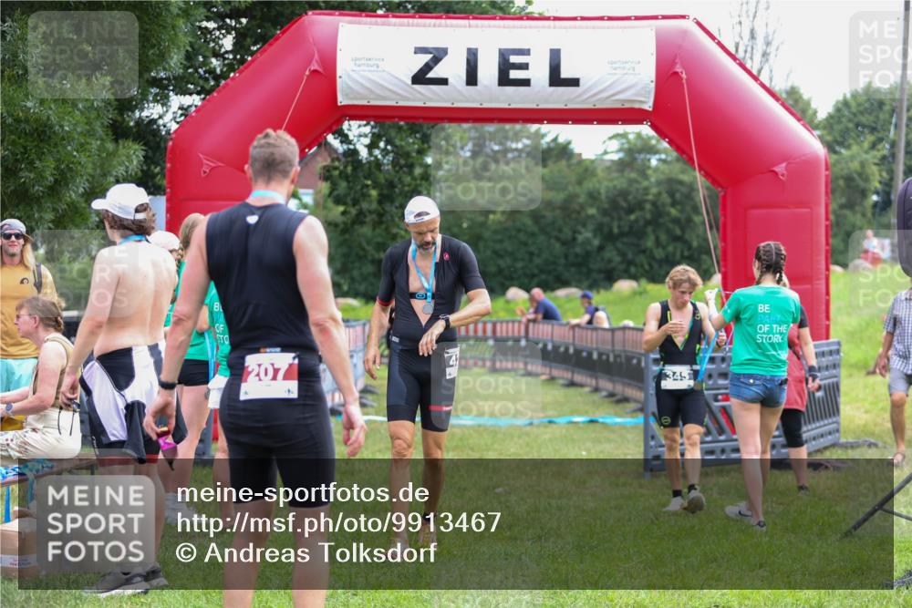21.06.2026 - 29. Vierlanden-Triathlon Andreas Tolksdorf http://msf.ph/oto/9913467 21.06.2026 11:08:03 Ziel 345, 349 meine-sportfotos.de