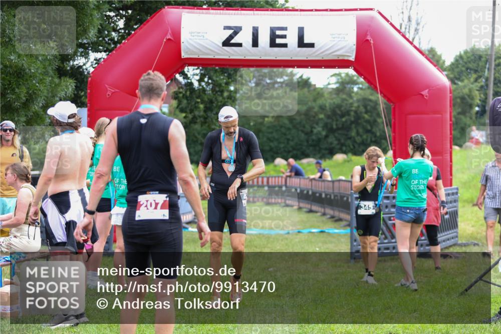 21.06.2026 - 29. Vierlanden-Triathlon Andreas Tolksdorf http://msf.ph/oto/9913470 21.06.2026 11:08:03 Ziel 345, 349 meine-sportfotos.de