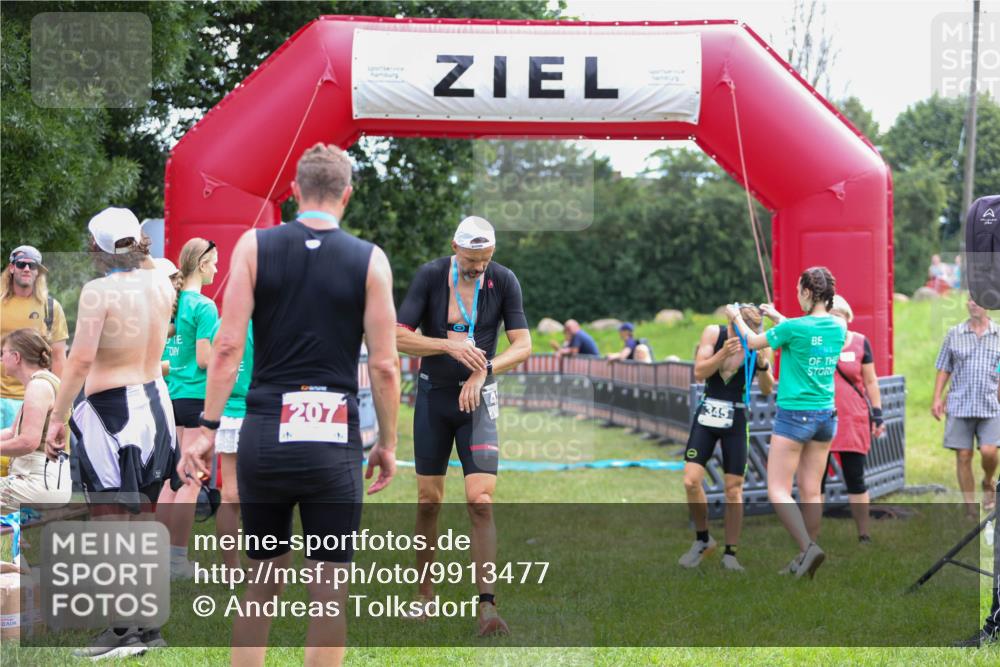21.06.2026 - 29. Vierlanden-Triathlon Andreas Tolksdorf http://msf.ph/oto/9913477 21.06.2026 11:08:03 Ziel 345, 349 meine-sportfotos.de