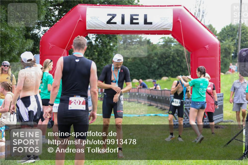 21.06.2026 - 29. Vierlanden-Triathlon Andreas Tolksdorf http://msf.ph/oto/9913478 21.06.2026 11:08:03 Ziel 345, 349 meine-sportfotos.de