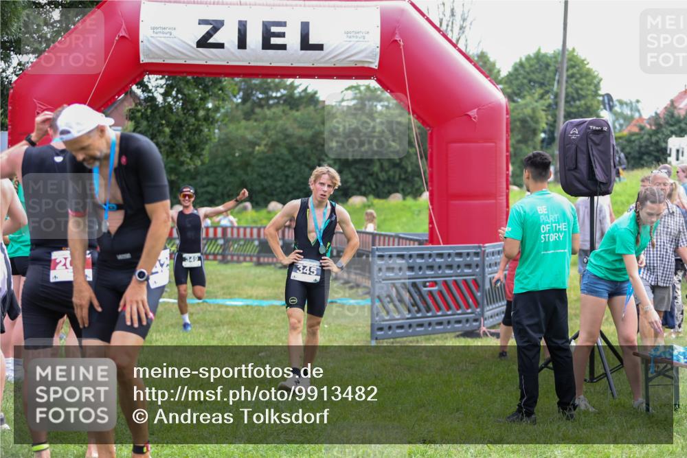 21.06.2026 - 29. Vierlanden-Triathlon Andreas Tolksdorf http://msf.ph/oto/9913482 21.06.2026 11:08:07 Ziel 349 meine-sportfotos.de