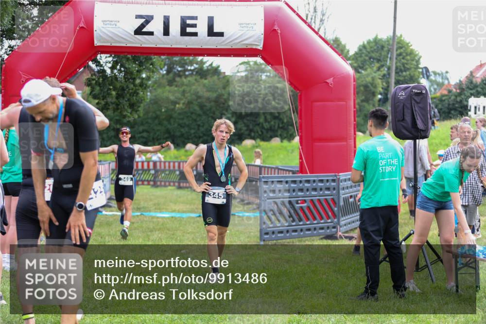 21.06.2026 - 29. Vierlanden-Triathlon Andreas Tolksdorf http://msf.ph/oto/9913486 21.06.2026 11:08:07 Ziel 349 meine-sportfotos.de