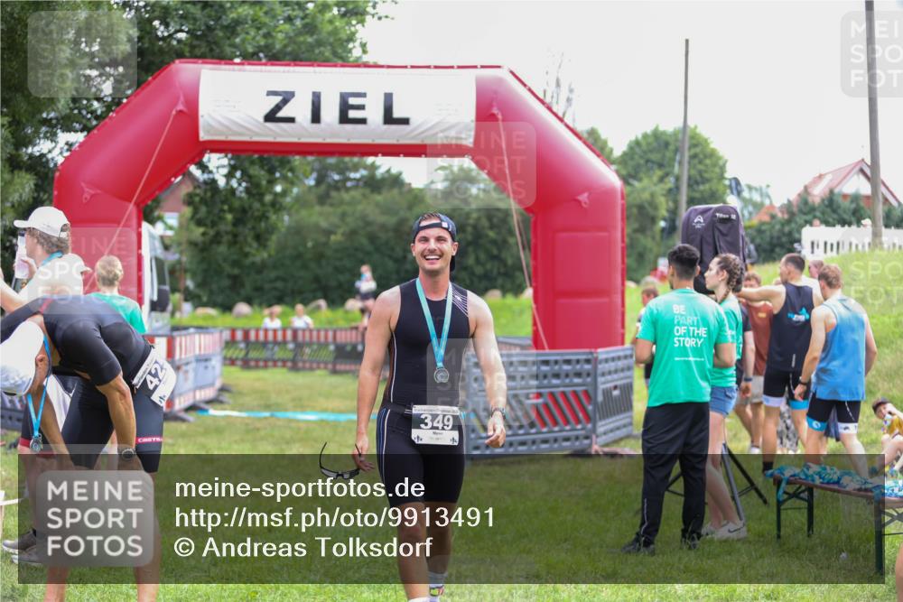 21.06.2026 - 29. Vierlanden-Triathlon Andreas Tolksdorf http://msf.ph/oto/9913491 21.06.2026 11:08:16 Ziel  meine-sportfotos.de