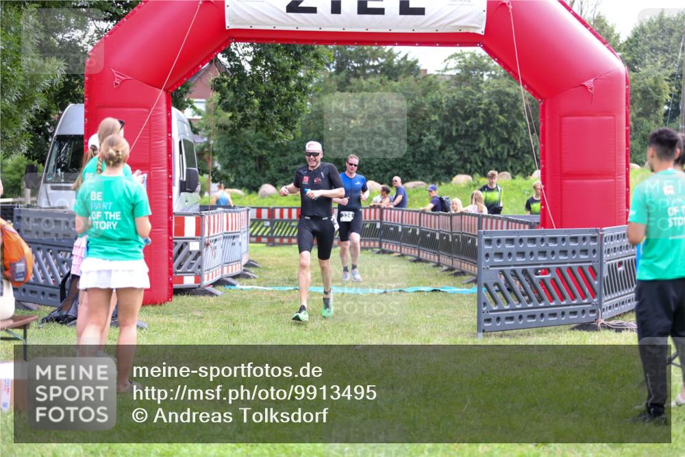 21.06.2026 - 29. Vierlanden-Triathlon Andreas Tolksdorf http://msf.ph/oto/9913495 21.06.2026 11:08:46 Ziel 324, 429 meine-sportfotos.de