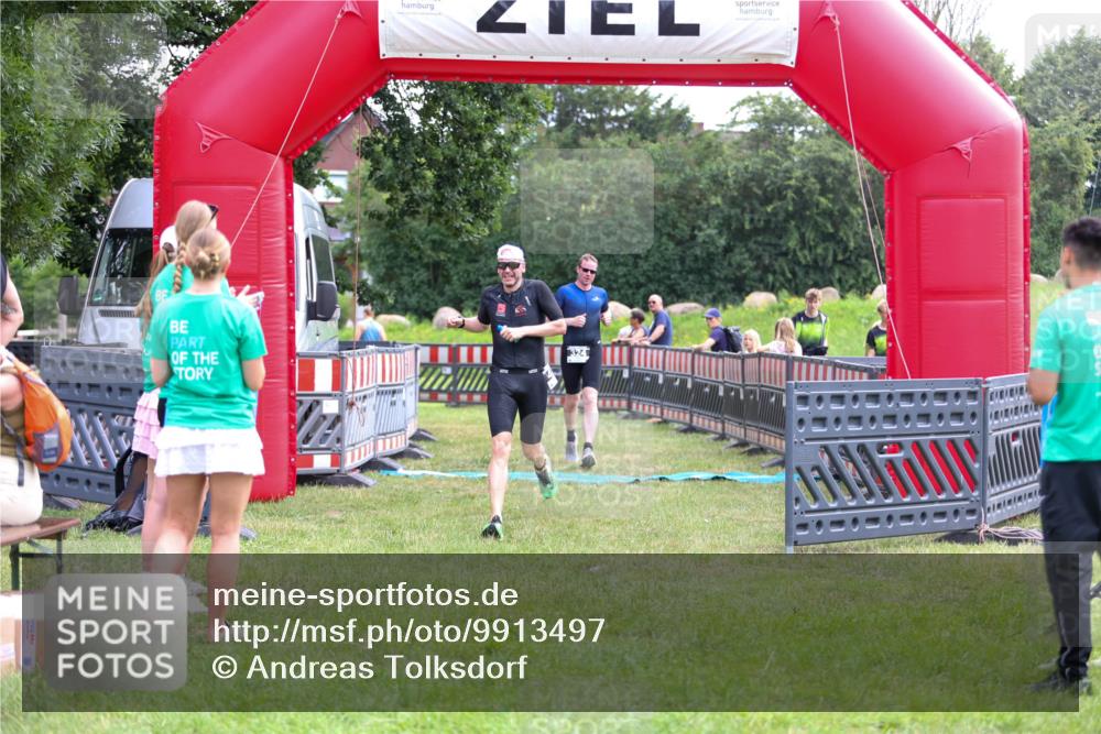 21.06.2026 - 29. Vierlanden-Triathlon Andreas Tolksdorf http://msf.ph/oto/9913497 21.06.2026 11:08:46 Ziel 324, 429 meine-sportfotos.de