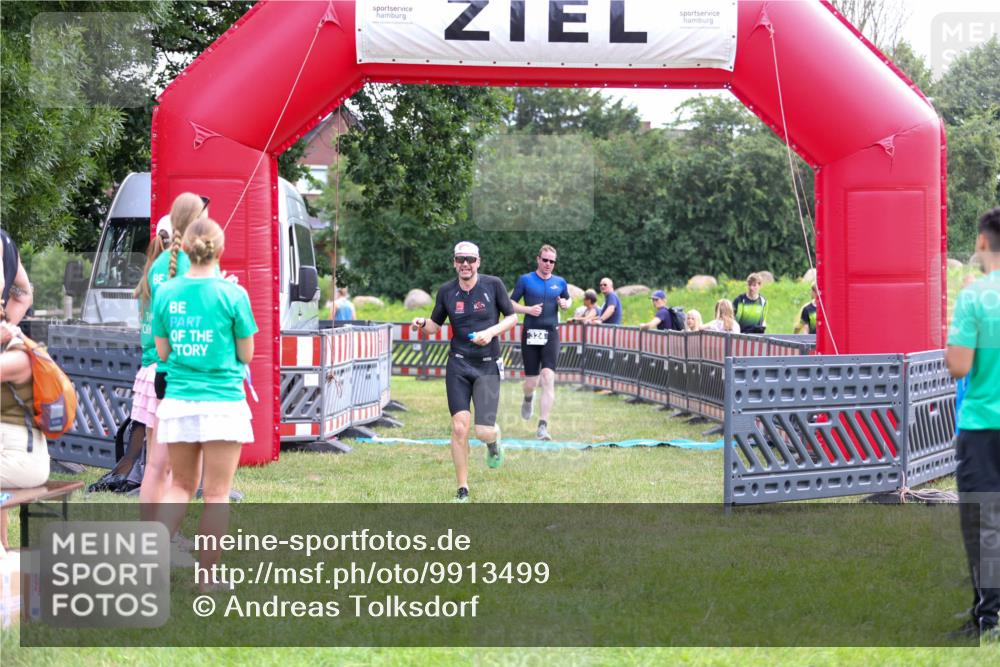 21.06.2026 - 29. Vierlanden-Triathlon Andreas Tolksdorf http://msf.ph/oto/9913499 21.06.2026 11:08:46 Ziel 324, 429 meine-sportfotos.de