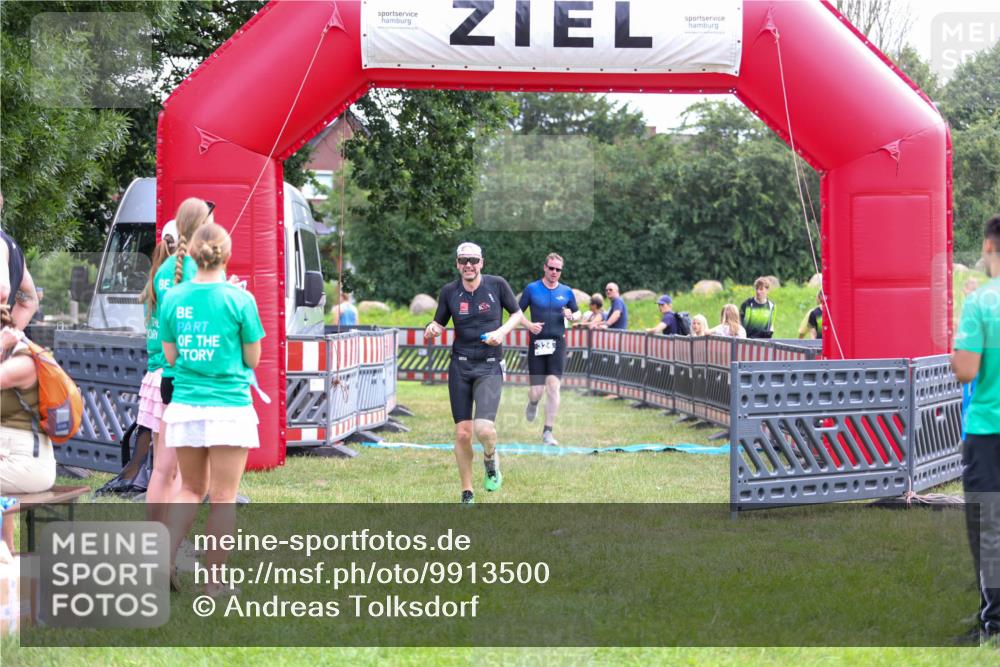 21.06.2026 - 29. Vierlanden-Triathlon Andreas Tolksdorf http://msf.ph/oto/9913500 21.06.2026 11:08:46 Ziel 324, 429 meine-sportfotos.de