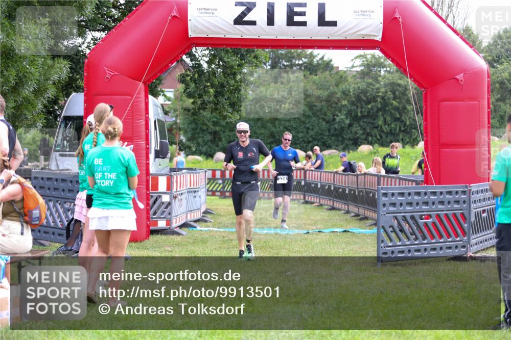 21.06.2026 - 29. Vierlanden-Triathlon Andreas Tolksdorf http://msf.ph/oto/9913501 21.06.2026 11:08:46 Ziel 324, 429 meine-sportfotos.de
