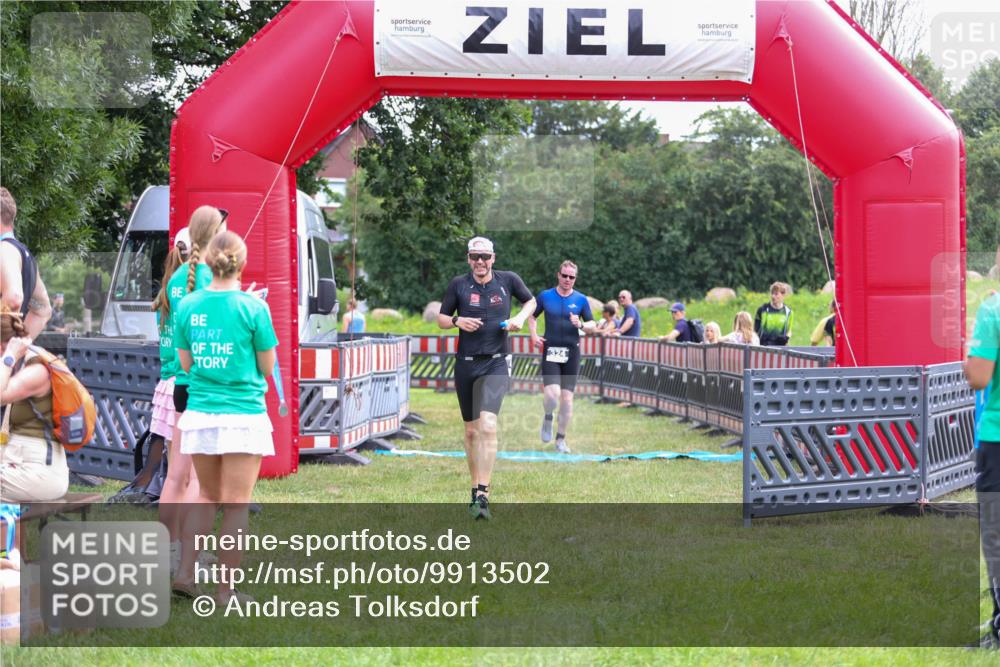 21.06.2026 - 29. Vierlanden-Triathlon Andreas Tolksdorf http://msf.ph/oto/9913502 21.06.2026 11:08:46 Ziel 324, 429 meine-sportfotos.de