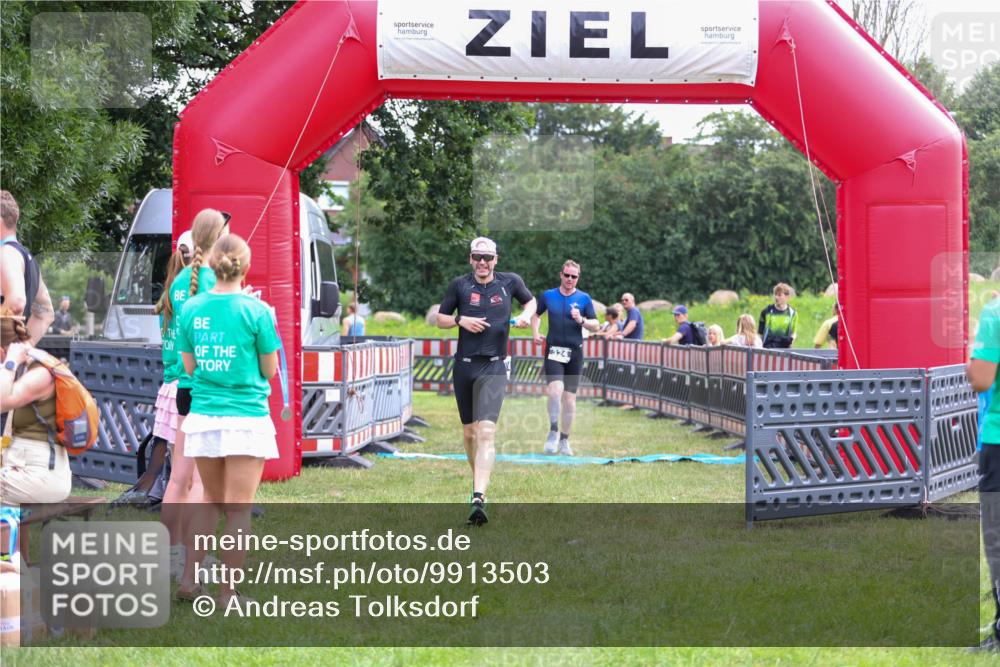 21.06.2026 - 29. Vierlanden-Triathlon Andreas Tolksdorf http://msf.ph/oto/9913503 21.06.2026 11:08:46 Ziel 324, 429 meine-sportfotos.de