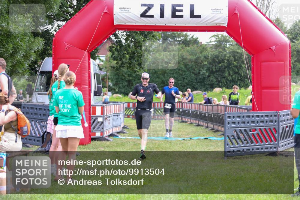 21.06.2026 - 29. Vierlanden-Triathlon Andreas Tolksdorf http://msf.ph/oto/9913504 21.06.2026 11:08:46 Ziel 324, 429 meine-sportfotos.de