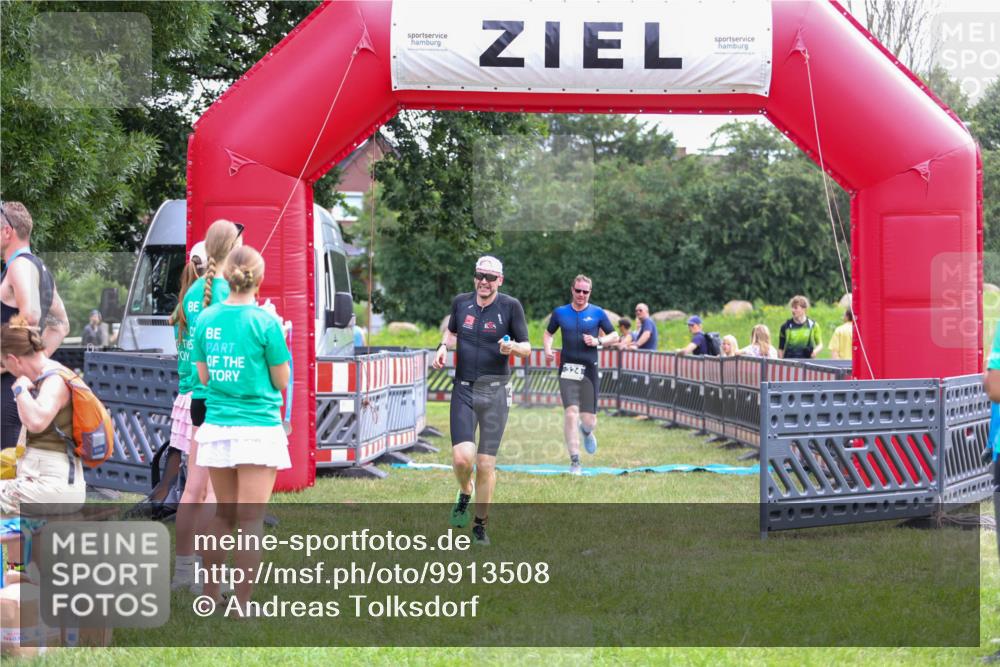 21.06.2026 - 29. Vierlanden-Triathlon Andreas Tolksdorf http://msf.ph/oto/9913508 21.06.2026 11:08:46 Ziel 324, 429 meine-sportfotos.de