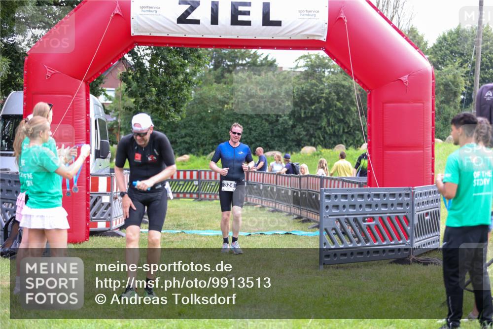 21.06.2026 - 29. Vierlanden-Triathlon Andreas Tolksdorf http://msf.ph/oto/9913513 21.06.2026 11:08:48 Ziel 324, 429 meine-sportfotos.de