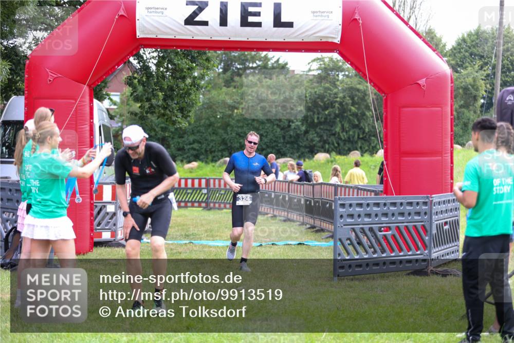 21.06.2026 - 29. Vierlanden-Triathlon Andreas Tolksdorf http://msf.ph/oto/9913519 21.06.2026 11:08:48 Ziel 324, 429 meine-sportfotos.de