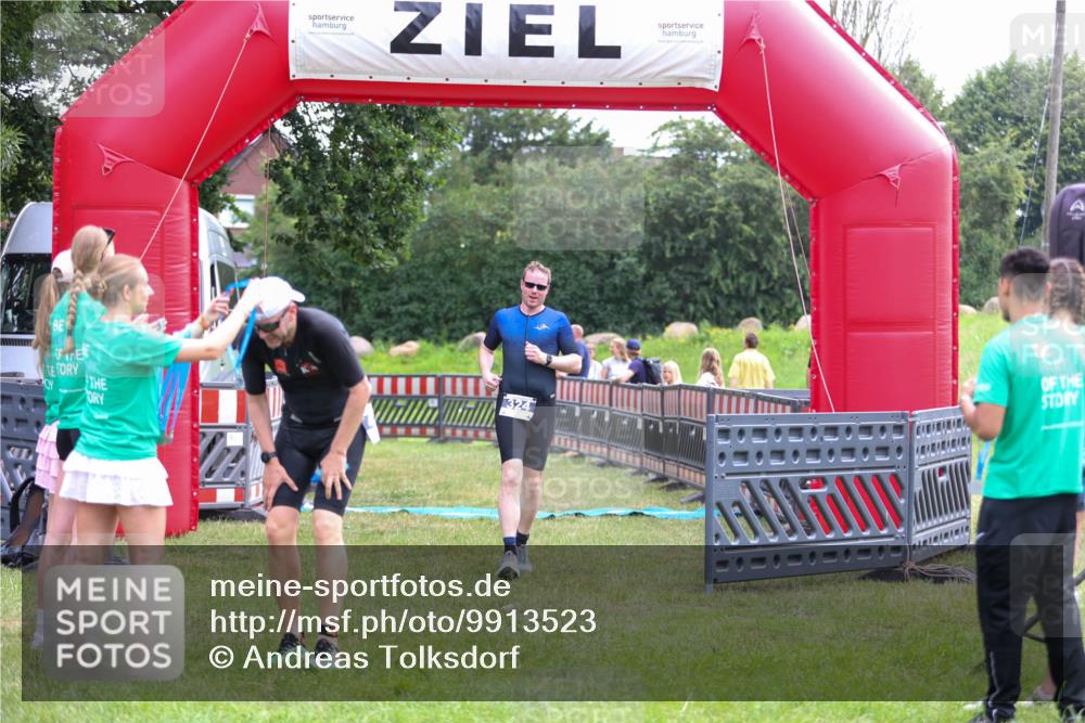 21.06.2026 - 29. Vierlanden-Triathlon Andreas Tolksdorf http://msf.ph/oto/9913523 21.06.2026 11:08:48 Ziel 324, 429 meine-sportfotos.de