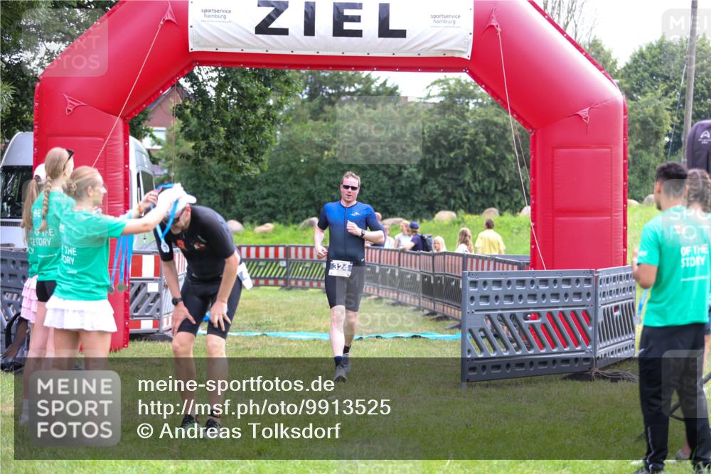 21.06.2026 - 29. Vierlanden-Triathlon Andreas Tolksdorf http://msf.ph/oto/9913525 21.06.2026 11:08:49 Ziel 324, 429 meine-sportfotos.de
