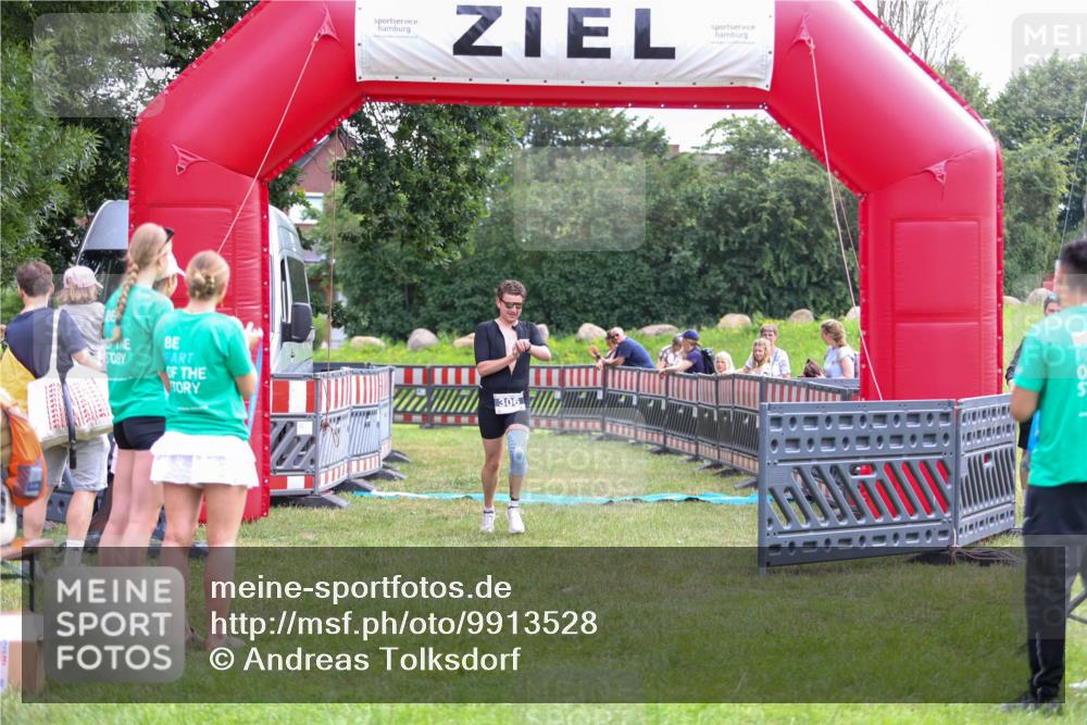 21.06.2026 - 29. Vierlanden-Triathlon Andreas Tolksdorf http://msf.ph/oto/9913528 21.06.2026 11:09:10 Ziel 306 meine-sportfotos.de