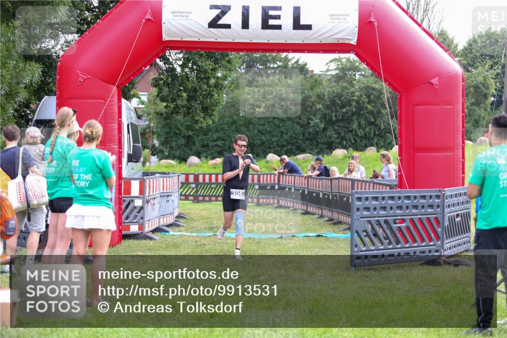 21.06.2026 - 29. Vierlanden-Triathlon Andreas Tolksdorf http://msf.ph/oto/9913531 21.06.2026 11:09:10 Ziel 306 meine-sportfotos.de