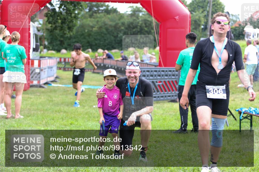21.06.2026 - 29. Vierlanden-Triathlon Andreas Tolksdorf http://msf.ph/oto/9913542 21.06.2026 11:09:17 Ziel  meine-sportfotos.de