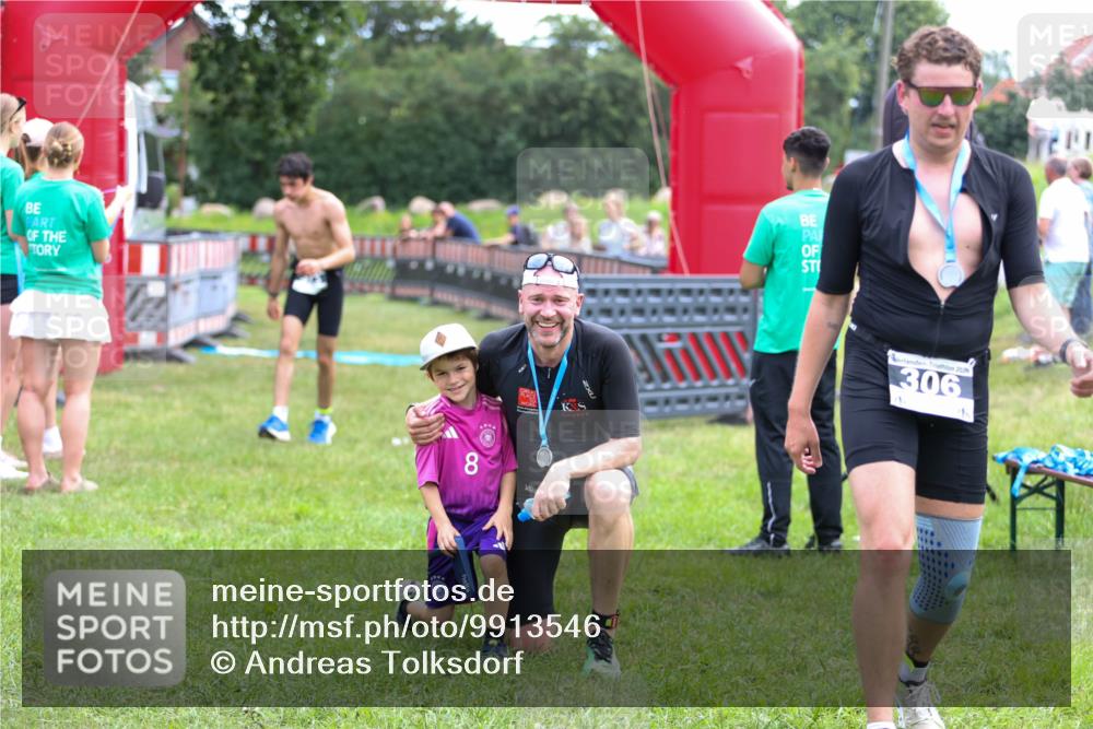 21.06.2026 - 29. Vierlanden-Triathlon Andreas Tolksdorf http://msf.ph/oto/9913546 21.06.2026 11:09:17 Ziel  meine-sportfotos.de