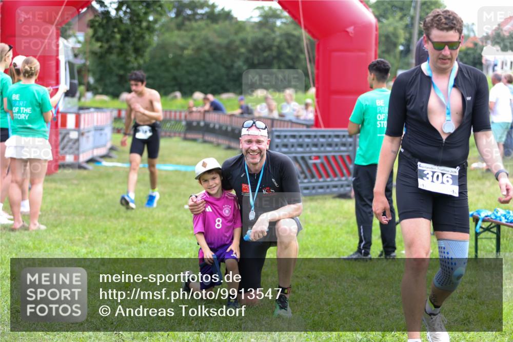 21.06.2026 - 29. Vierlanden-Triathlon Andreas Tolksdorf http://msf.ph/oto/9913547 21.06.2026 11:09:17 Ziel  meine-sportfotos.de