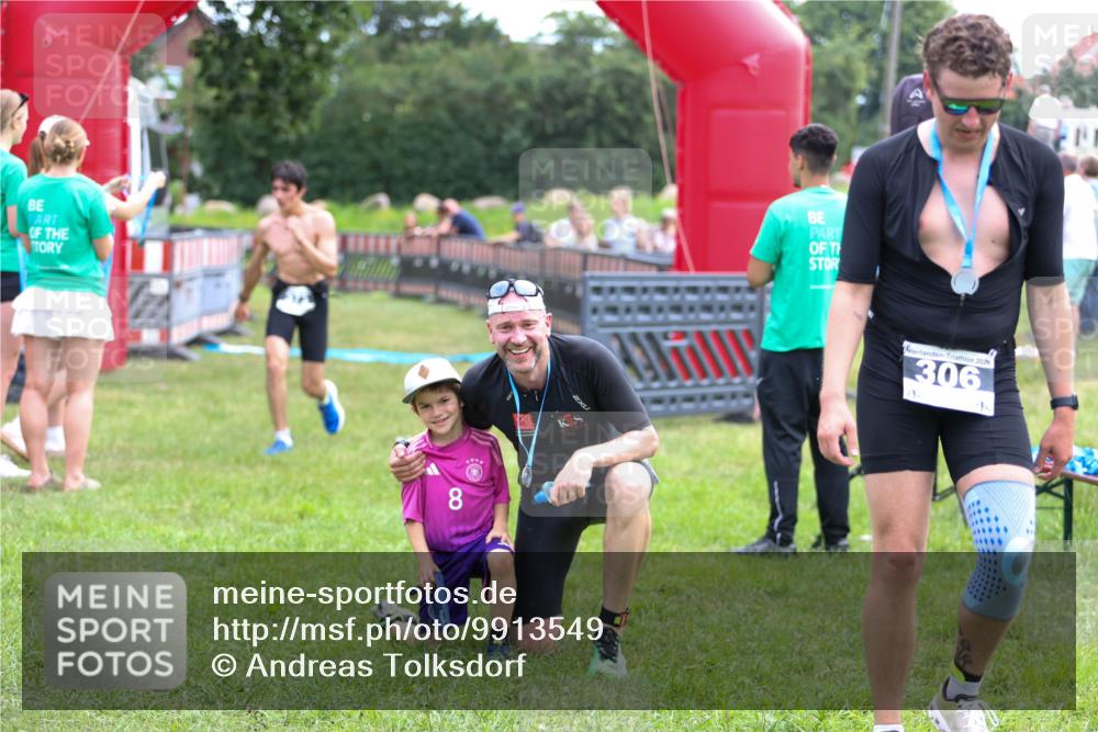 21.06.2026 - 29. Vierlanden-Triathlon Andreas Tolksdorf http://msf.ph/oto/9913549 21.06.2026 11:09:17 Ziel  meine-sportfotos.de