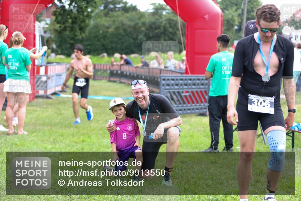 21.06.2026 - 29. Vierlanden-Triathlon Andreas Tolksdorf http://msf.ph/oto/9913550 21.06.2026 11:09:17 Ziel  meine-sportfotos.de
