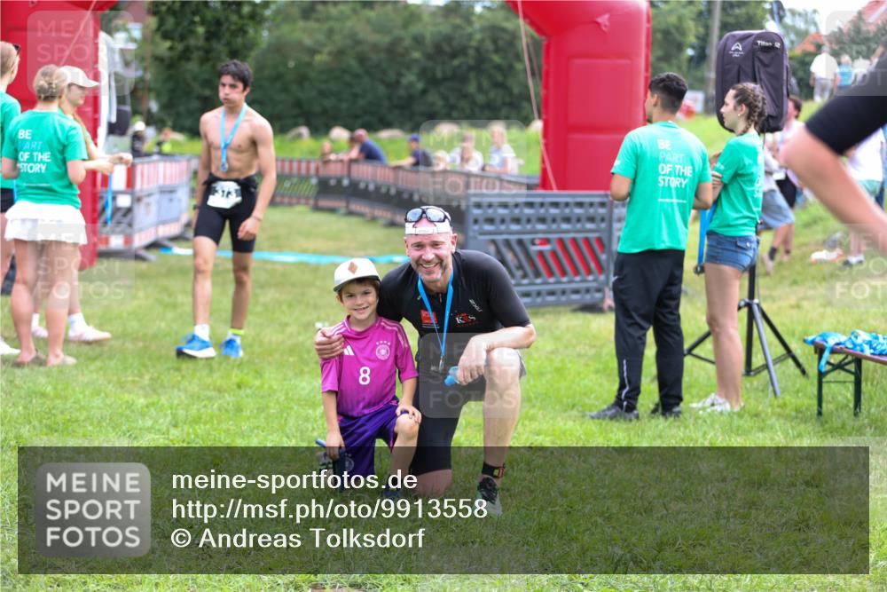 21.06.2026 - 29. Vierlanden-Triathlon Andreas Tolksdorf http://msf.ph/oto/9913558 21.06.2026 11:09:19 Ziel  meine-sportfotos.de