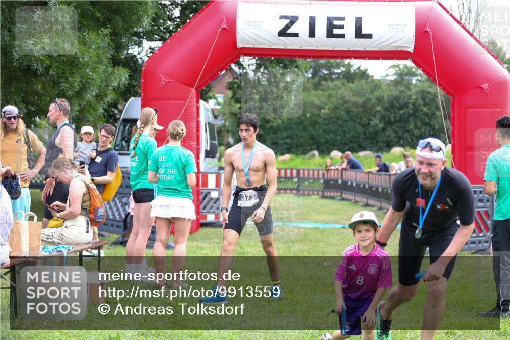 21.06.2026 - 29. Vierlanden-Triathlon Andreas Tolksdorf http://msf.ph/oto/9913559 21.06.2026 11:09:20 Ziel  meine-sportfotos.de