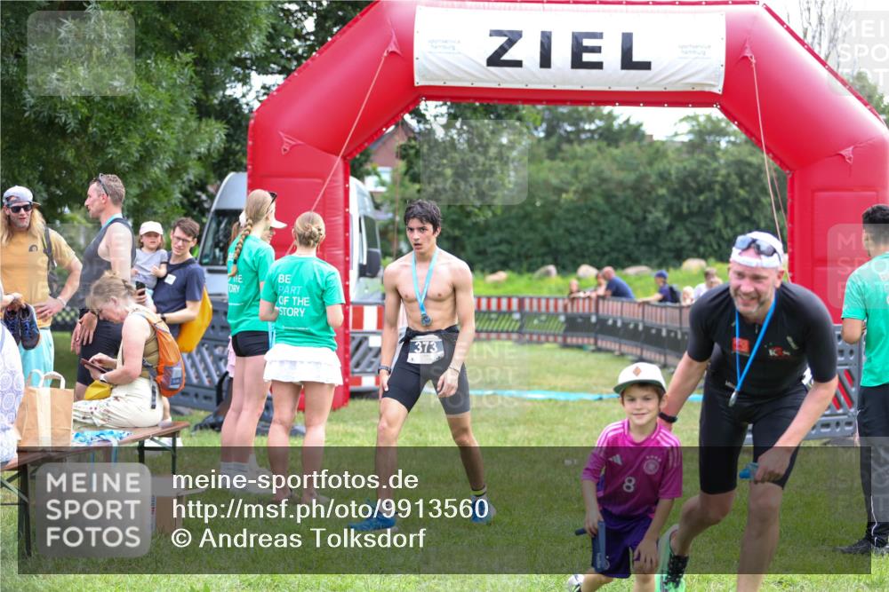 21.06.2026 - 29. Vierlanden-Triathlon Andreas Tolksdorf http://msf.ph/oto/9913560 21.06.2026 11:09:20 Ziel  meine-sportfotos.de