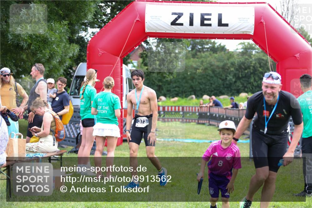 21.06.2026 - 29. Vierlanden-Triathlon Andreas Tolksdorf http://msf.ph/oto/9913562 21.06.2026 11:09:20 Ziel  meine-sportfotos.de