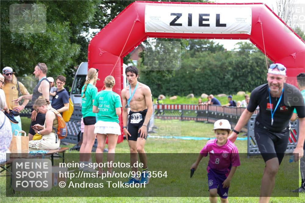 21.06.2026 - 29. Vierlanden-Triathlon Andreas Tolksdorf http://msf.ph/oto/9913564 21.06.2026 11:09:20 Ziel  meine-sportfotos.de