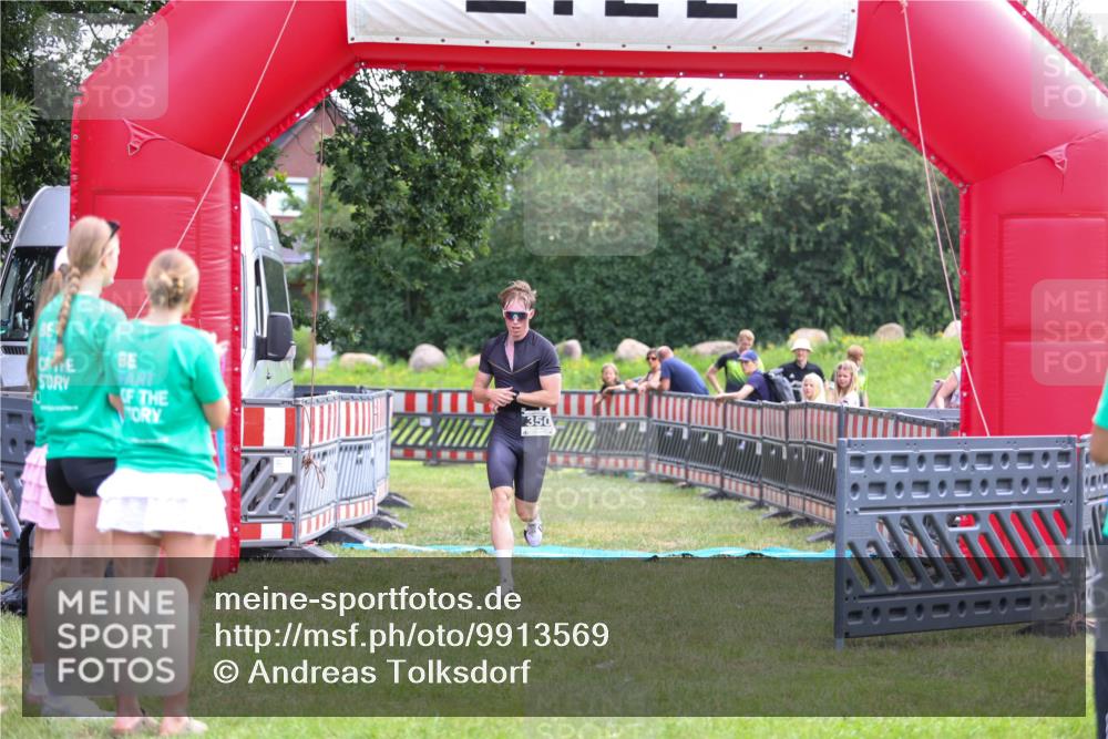 21.06.2026 - 29. Vierlanden-Triathlon Andreas Tolksdorf http://msf.ph/oto/9913569 21.06.2026 11:09:33 Ziel 350 meine-sportfotos.de