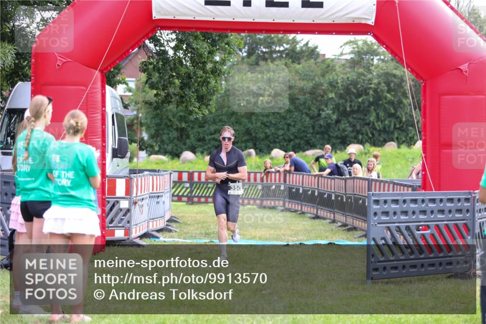 21.06.2026 - 29. Vierlanden-Triathlon Andreas Tolksdorf http://msf.ph/oto/9913570 21.06.2026 11:09:33 Ziel 350 meine-sportfotos.de