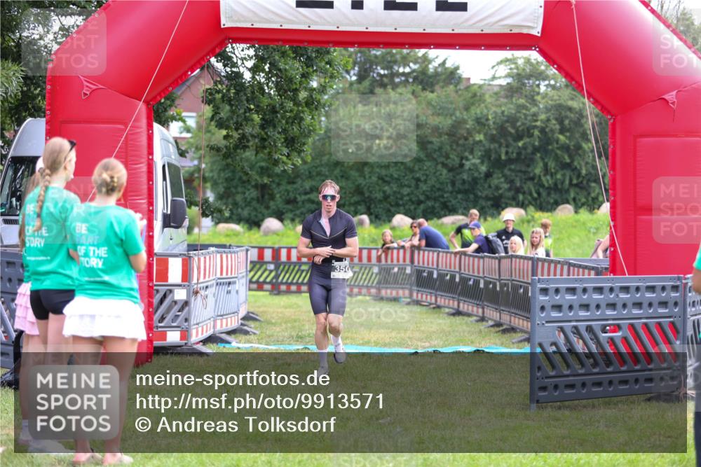 21.06.2026 - 29. Vierlanden-Triathlon Andreas Tolksdorf http://msf.ph/oto/9913571 21.06.2026 11:09:33 Ziel 350 meine-sportfotos.de