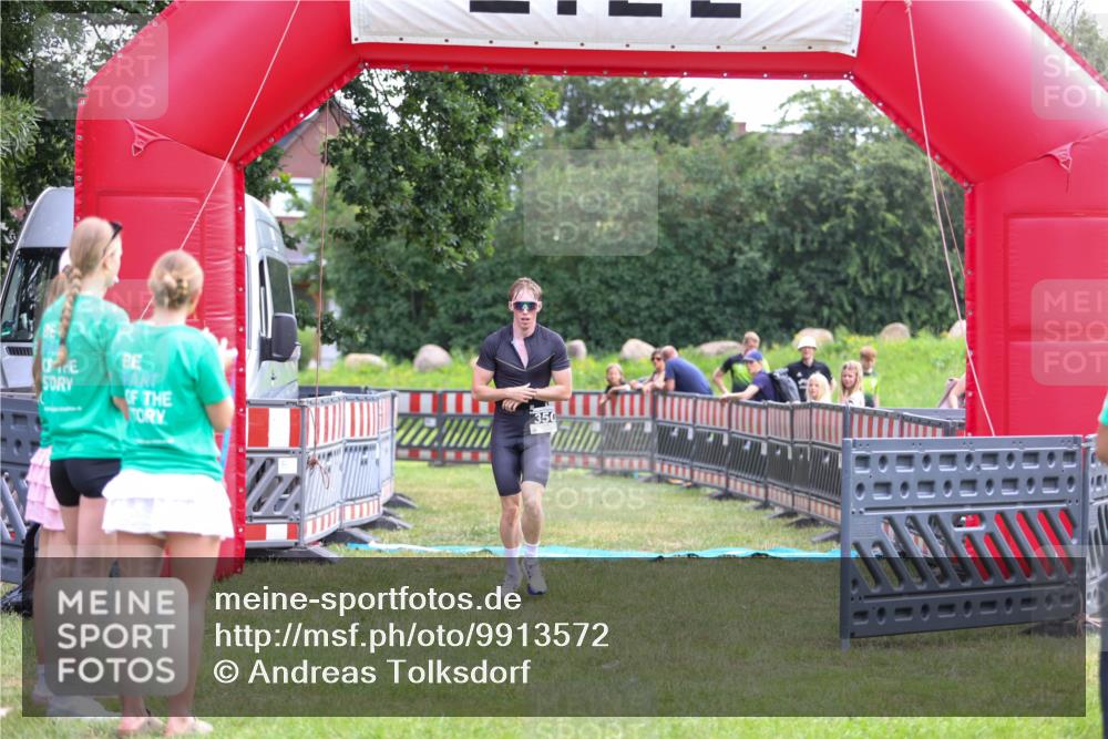 21.06.2026 - 29. Vierlanden-Triathlon Andreas Tolksdorf http://msf.ph/oto/9913572 21.06.2026 11:09:33 Ziel 350 meine-sportfotos.de