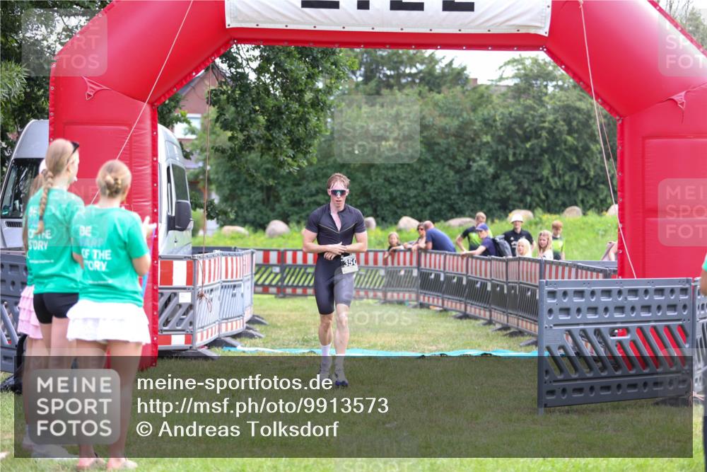 21.06.2026 - 29. Vierlanden-Triathlon Andreas Tolksdorf http://msf.ph/oto/9913573 21.06.2026 11:09:33 Ziel 350 meine-sportfotos.de