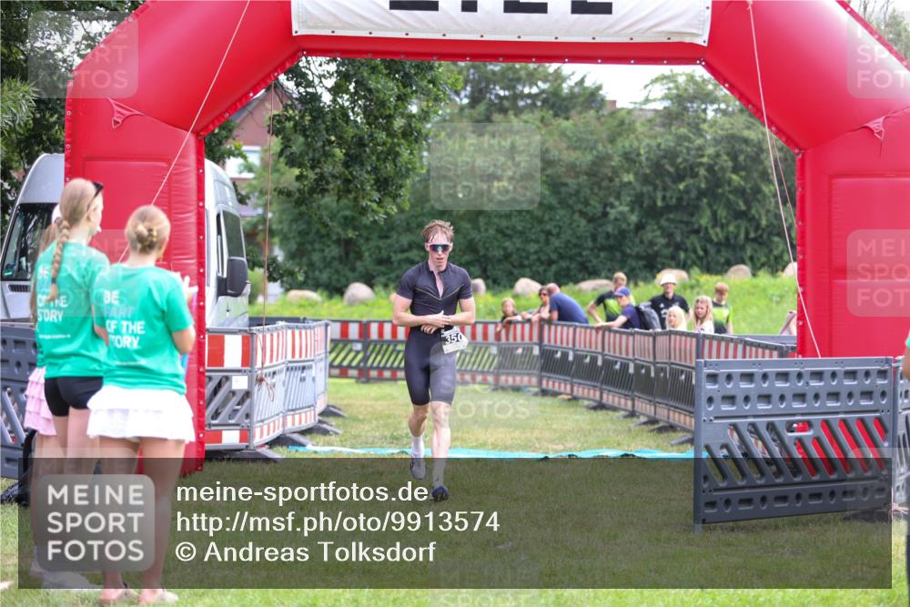 21.06.2026 - 29. Vierlanden-Triathlon Andreas Tolksdorf http://msf.ph/oto/9913574 21.06.2026 11:09:33 Ziel 350 meine-sportfotos.de