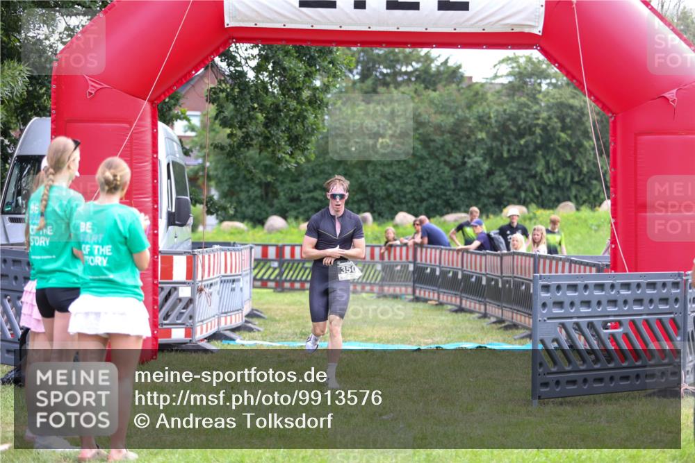 21.06.2026 - 29. Vierlanden-Triathlon Andreas Tolksdorf http://msf.ph/oto/9913576 21.06.2026 11:09:33 Ziel 350 meine-sportfotos.de
