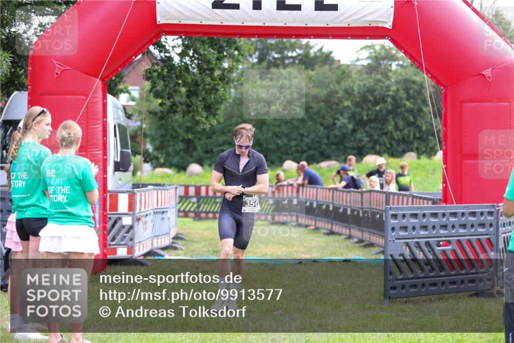 21.06.2026 - 29. Vierlanden-Triathlon Andreas Tolksdorf http://msf.ph/oto/9913577 21.06.2026 11:09:34 Ziel 350 meine-sportfotos.de