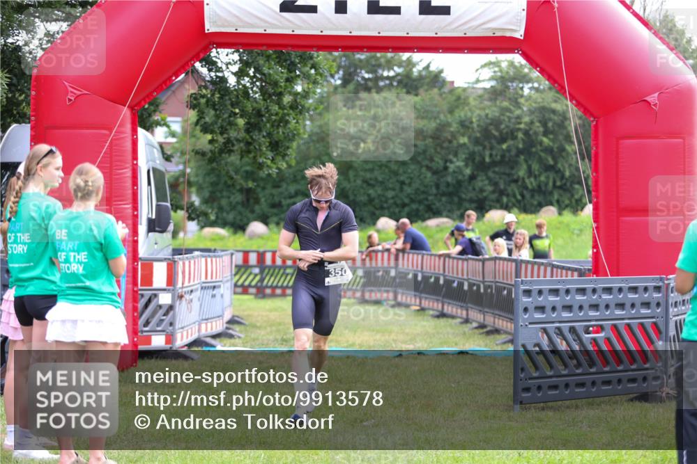 21.06.2026 - 29. Vierlanden-Triathlon Andreas Tolksdorf http://msf.ph/oto/9913578 21.06.2026 11:09:34 Ziel 350 meine-sportfotos.de
