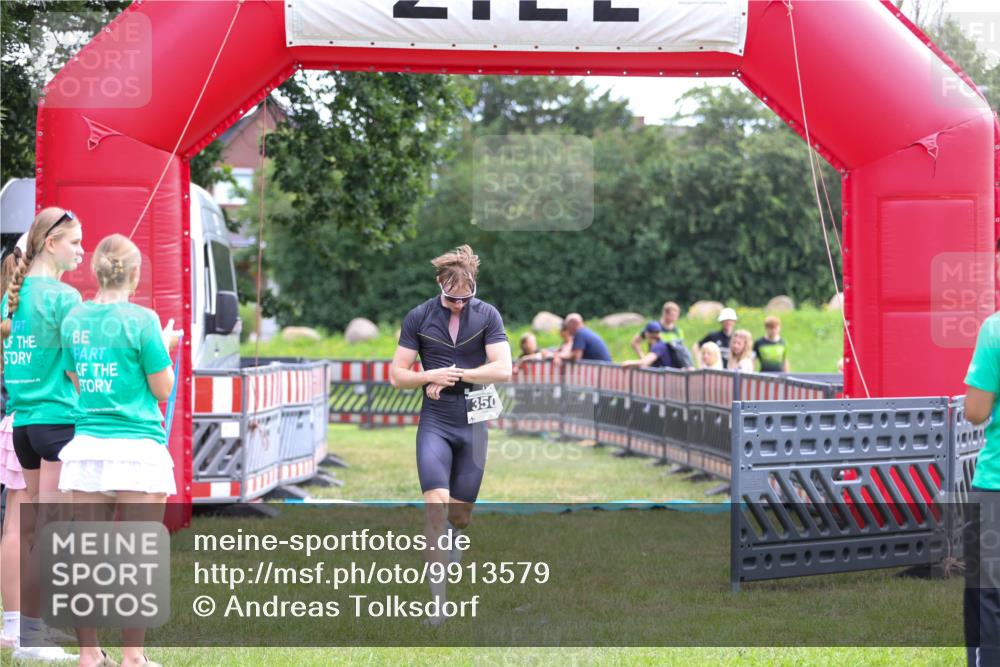 21.06.2026 - 29. Vierlanden-Triathlon Andreas Tolksdorf http://msf.ph/oto/9913579 21.06.2026 11:09:34 Ziel 350 meine-sportfotos.de